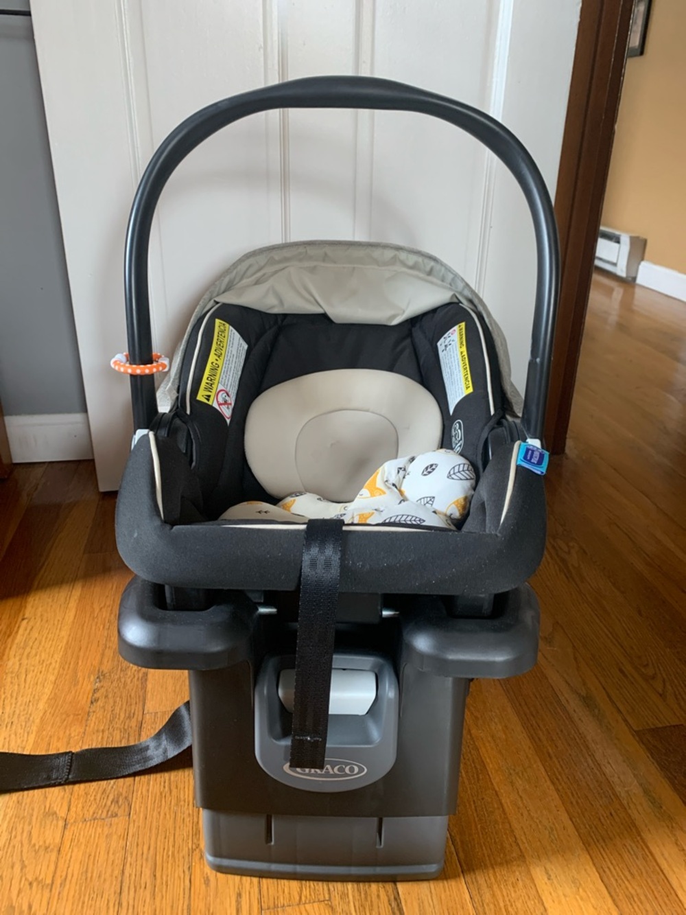 Graco Infant Car Seat - Black and Gray
